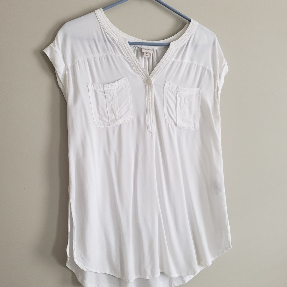 White easy-fitting double pocket top